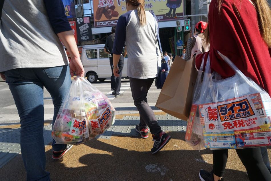「爆買い」インバウンド、25年は恩恵企業拡大に期待－万博やビザ緩和 - Bloomberg