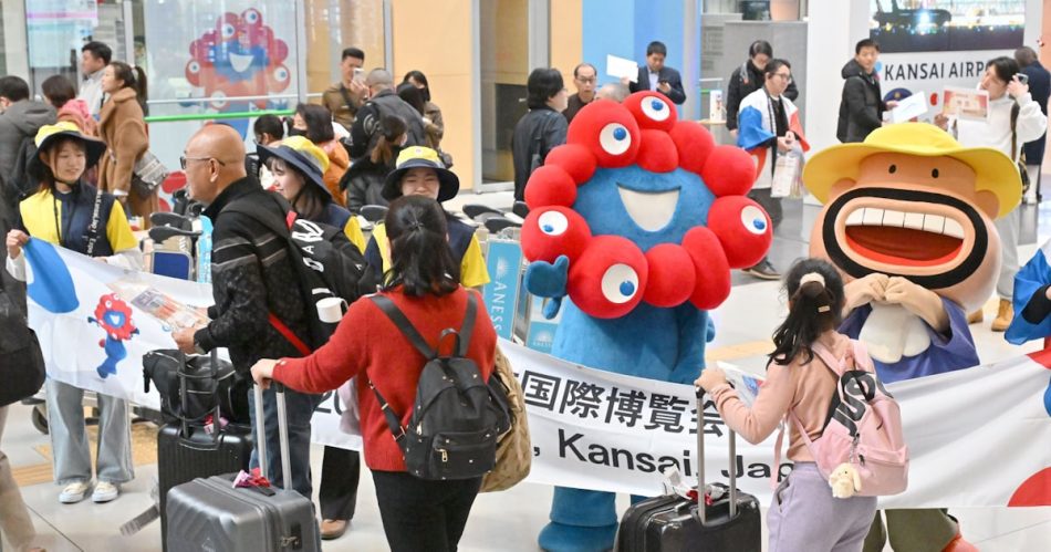 【大阪】ミャクミャク、関西国際空港で春節のお出迎え　インバウンドに大阪万博PR - 日本経済新聞