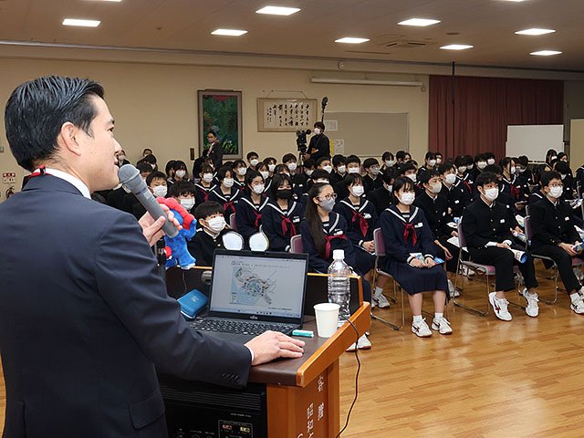 未来描く万博、楽しみ　南砺・福野中で修学旅行控え事前授業、出展企業が見どころ紹介｜北日本新聞webunプラス