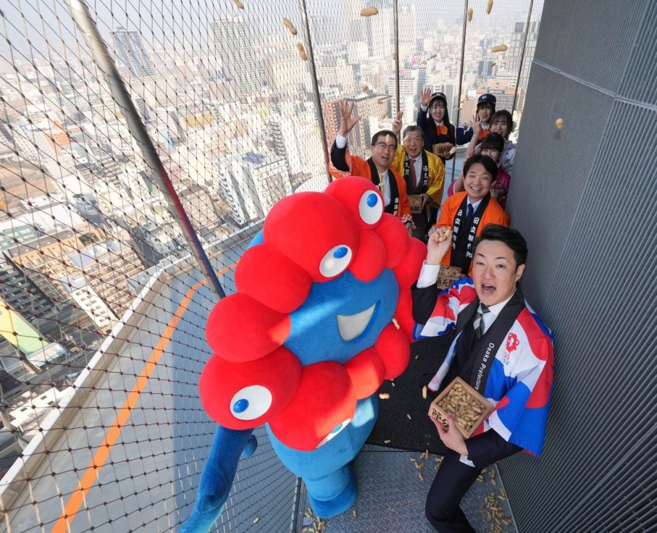 ミャクミャクが通天閣で一足早く豆まき、横山英幸市長も　大阪・関西万博の成功祈願（産経新聞） - Yahoo!ニュース