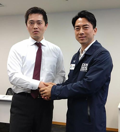 ２０２５年大阪・関西万博ＰＲ用のジャンパーを着用す…：小泉進次郎氏　写真特集：時事ドットコム