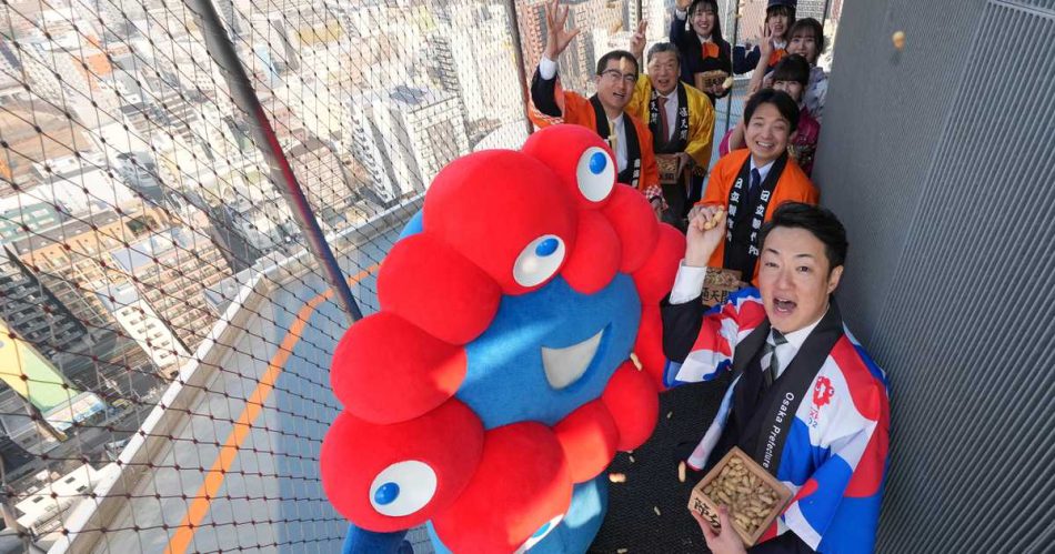 【動画】ミャクミャクが通天閣で一足早く豆まき、横山英幸市長も　大阪・関西万博の成功祈願 - 産経ニュース