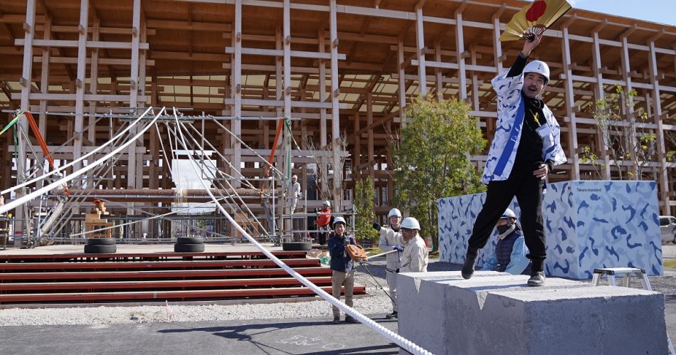 万博会場で1.7トンの丸太を人力建て起こし、木が宙に浮いたような催事ステージ | 日経クロステック（xTECH）