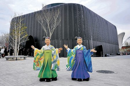 着物は加賀友禅、髪は輪島塗、子ども型ロボお見送り　大阪・関西万博開幕まで１週間、能登復興の思い発信｜石川のニュース｜北國新聞