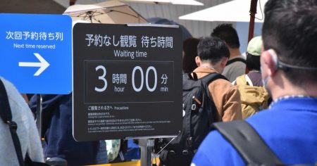 テストラン最終日、「並ばない」はずが行列　入場方法の改善を検討 | 毎日新聞