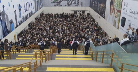 万博テストラン最終日、夢洲駅で来場者滞留　雑踏事故懸念の声も | 毎日新聞