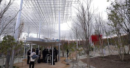 SANAA設計の万博「宮田裕章館」に雲のような網目の天蓋、屋根も壁もなく虹が出る | 日経クロステック（xTECH）