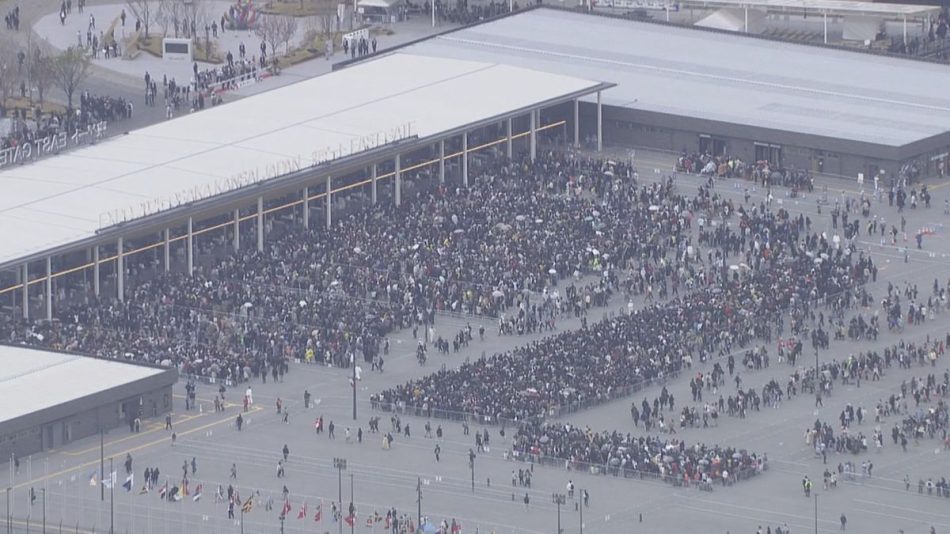 【速報】大阪・関西万博開幕まで1時間　ゲート前は長蛇の列「空飛ぶクルマ見たい」先頭は昨日朝から　駐車場には車中泊の人も「ブルーインパルス見たくて」夢洲行きの電車も混雑（2025年4月13日掲載）｜YTV NEWS NNN