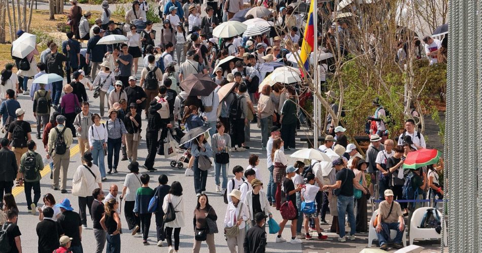 万博1週間　来場者50万人突破　混雑や暑さ対応、課題浮き彫り | 毎日新聞