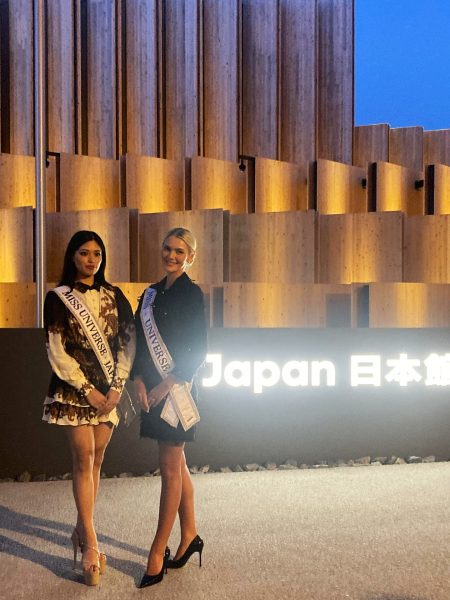 ミス・ユニバース、大阪・関西万博で「想像以上！」夜景にうっとり、回転寿司に「はやっ！」夢洲を堪能 | ラジトピ ラジオ関西トピックス