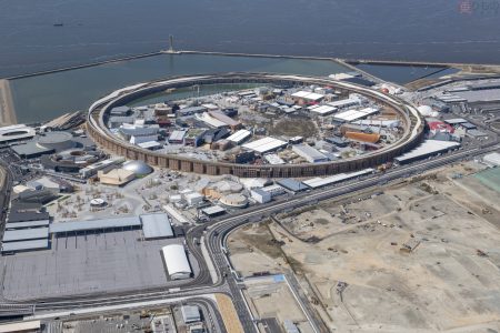 【空から撮った鉄道】大阪万博のアクセス路線 新旧の会場周辺その激変ぶりにビックリ！ 「太陽の塔」至近にあった廃線跡とは | 乗りものニュース