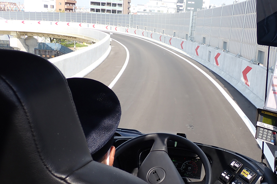 「作りかけの高速道路」を走り“手放し運転”まで行う 万博シャトルバス“新大阪線”がスゴイ！ しかもメチャ早っ！ | 乗りものニュース