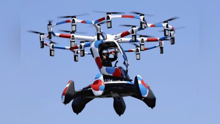 大阪万博:万博「空飛ぶクルマ」、２７日の飛行中止…前日にモーターのカバー２個落下 : 読売新聞