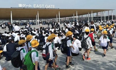 大阪・関西万博の子ども招待　人気パビリオン入れず「リングぐるぐる回ってばかりはしんどい」　教師は暑さと混雑を懸念 | AERA DIGITAL（アエラデジタル）
