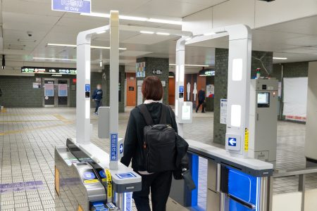 大阪メトロの顔認証改札で大阪・関西万博へ行ってみた。“顔パス”で新大阪から夢洲へ、利用方法を解説 - トラベル Watch