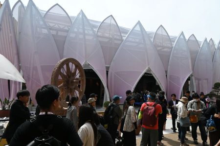 「万博のサグラダファミリア」ついに完成！インドパビリオンに長蛇の列 » Lmaga.jp