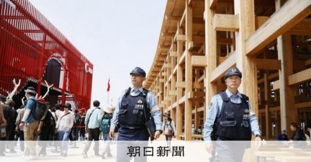 万博の会場警察隊は歩き続ける　1日密着取材、歩数計の距離24キロ [大阪・関西万博2025]：朝日新聞