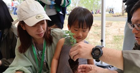 大阪万博、触って作って子どもの好奇心刺激　植林や食育で五感育む - 日本経済新聞