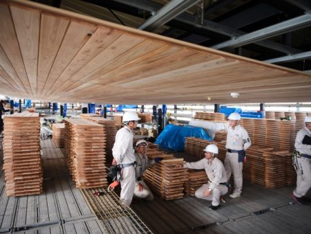 【大阪・関西万博】　西ゲート工事担った鹿島JV　軒天井に県内間伐材　社有林や桜井の材木｜奈良新聞デジタル