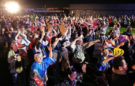 華やかな踊り絵巻　関西万博の阿波踊りイベント最終日、踊り手と観客が輪踊りでフィナーレ飾る｜文化・芸能,社会｜徳島ニュース｜徳島新聞デジタル