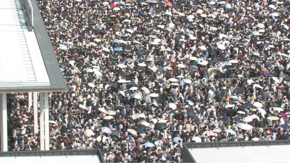 【速報】大阪・関西万博　GW後半の日曜日　開門前から長蛇の列…オープン後は“ダッシュ”…4・5日の東ゲートは午前11時台まで「満員」（MBSニュース） - Yahoo!ニュース