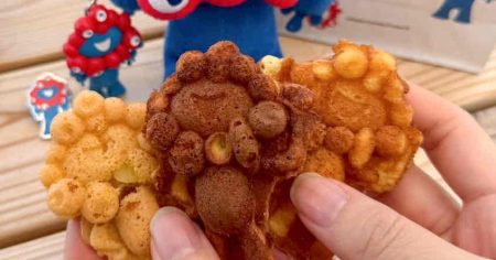 【万博グルメ】話題の『ミャクミャク焼き』どこで買える？会場限定『ミャクミャクもなかアイス』も！大阪・関西万博でスイーツ巡り | MORE