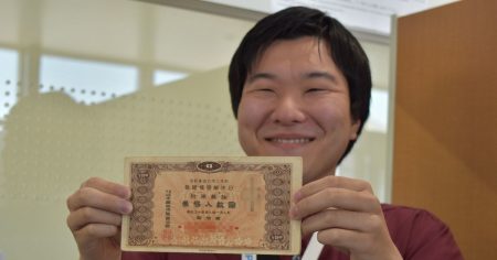 大阪・関西万博：85年の時を経て…「幻の万博」入場券引き換え入場　大阪・関西万博 ［写真特集1/4］ | 毎日新聞