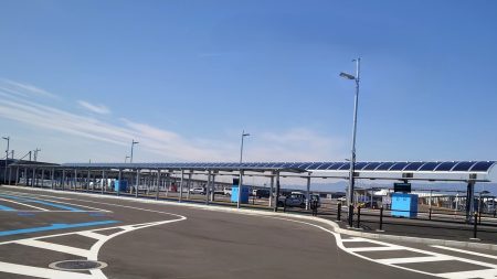大阪・関西万博のバス停に積水化学のペロブスカイト、パナソニックは「発電ガラス」 | 日経クロステック（xTECH）