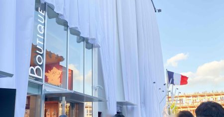 【大阪・関西万博2025】パリモチーフの総柄がかわいい限定グッズをゲット！《フランスパビリオン》のお土産ショップ・パン屋さん・華やかな展示をご紹介 | MORE