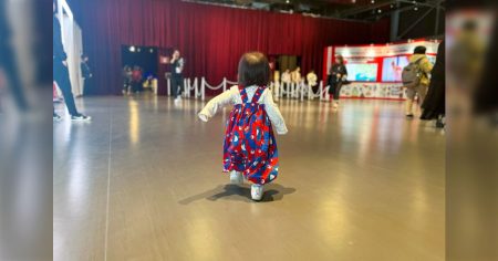 妻がリメイクしたミャクミャクオーバーオールを着た娘は万博で100回ぐらいかわいいと声をかけられた→「むっちゃかわいい」「こんなことができるセンスほしい...」 - Togetter [トゥギャッター]