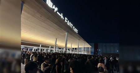 大阪万博。突然、スタッフ用出口がクローズされる。『スタッフ達が優先的に地下鉄に出られるのはズルい』という貴重なご意見があったから、とのこと→「クレーム入れる権利があるんだから、それを無視する権利もあるだろ」 - posfie