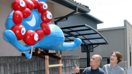 万博ミャクミャク、大竹の軒先で「寝そべる」 向かいには太陽の塔も | 中国新聞デジタル