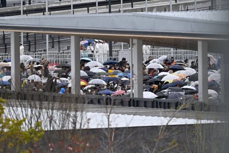 「1パック158円の卵」から「大阪万博」まで…なぜ“日本人”は行列に並ぶのか？　他人より得をしたい人々が生み出すカオス（中川淳一郎） | デイリー新潮