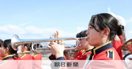 万博「大屋根リング」で1万人規模のマーチング、華やかな音色と衣装 [大阪府] [大阪・関西万博2025]：朝日新聞