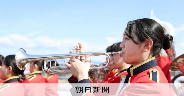 万博「大屋根リング」で1万人規模のマーチング、華やかな音色と衣装 [大阪府] [大阪・関西万博2025]：朝日新聞