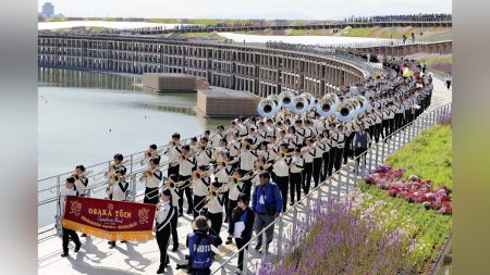 大阪万博:大屋根リングで１万２２６９人が「星条旗よ永遠なれ」…「最大のマーチングバンド」のギネス記録認定 : 読売新聞