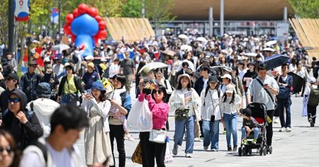 大阪万博チケット販売加速、採算ラインの7割にメド　開幕1カ月 - 日本経済新聞