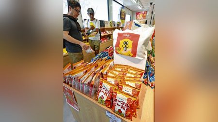 大阪万博:揚げあられ「ビーバー」、名称由来は７０年大阪万博のカナダ館人形…５５年経てコラボ実現 : 読売新聞