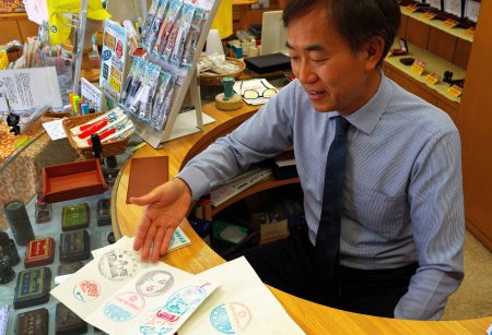万博スタンプラリー 今と昔 「自分の手で押す行為が楽しい」　形に残る思い出づくりの魅力 | YOUよっかいち
