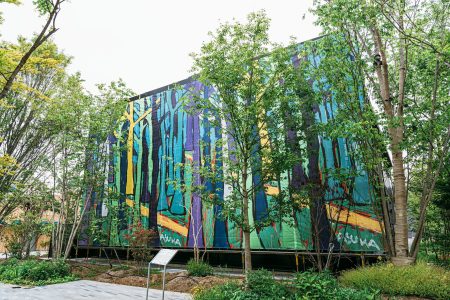 全長約13mの巨大壁面アートが大阪・関西万博に登場！ヘラルボニー契約作家・田﨑飛鳥氏の「森の道ー青い森」を展示 | 株式会社ヘラルボニーのプレスリリース