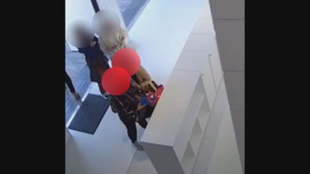 【犯行の瞬間】ミャクミャクのぬいぐるみ盗まれる　万博バルト館　1人がカバンの中に、もう1人が体で隠すような動きも（2025年5月16日掲載）｜YTV NEWS NNN