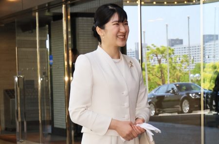 【愛子さまの大阪・関西万博ファッション】皇后雅子さまスタイルを受け継ぐコーディネートを考察 | キャサリン妃ほかプリンセスにみるエレガンス　英国のロイヤルファッション | mi-mollet（ミモレ） | 明日の私へ、小さな一歩！（1/4）