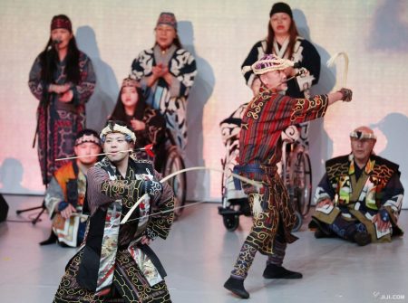 画像・写真：万博でアイヌ舞踊披露　北海道内外から２００人超参加：時事ドットコム