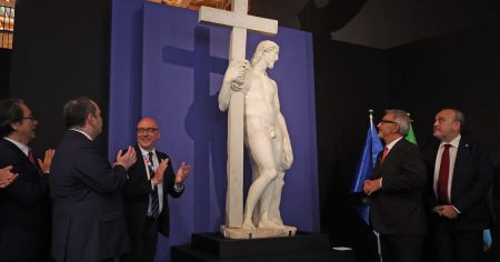 大阪万博イタリア館、ミケランジェロの彫刻「キリストの復活」展示 - 日本経済新聞