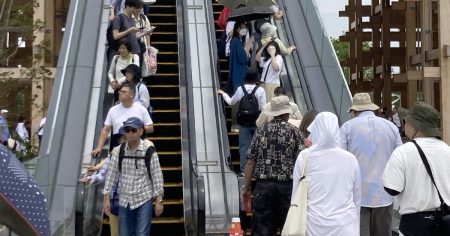 大阪流エスカレーター「左空け」つい訪日客も　誕生から半世紀超、万博会場のマナー道半ば - 産経ニュース