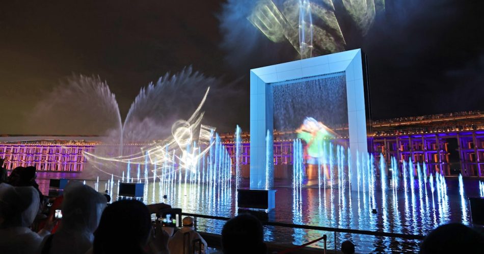 大阪万博の水上ショー「アオと夜の虹のパレード」、本家のシンガポールに迫る　ダイキンが企画３年 - 日本経済新聞