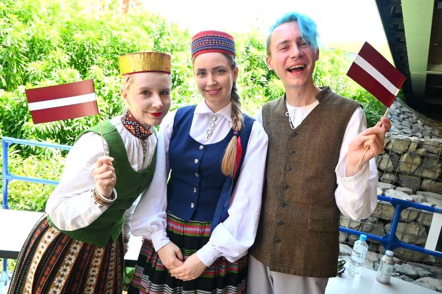 ミャクミャク増殖で話題、万博バルト館・ラトビアがパレード » Lmaga.jp