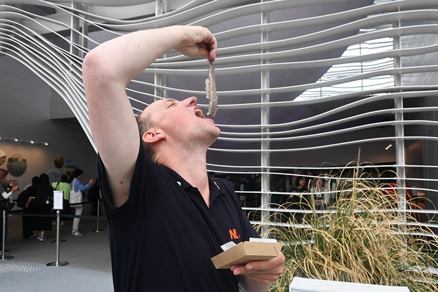 万博の醍醐味は…海外グルメ！オランダ館では「現地流」の食べ方で » Lmaga.jp