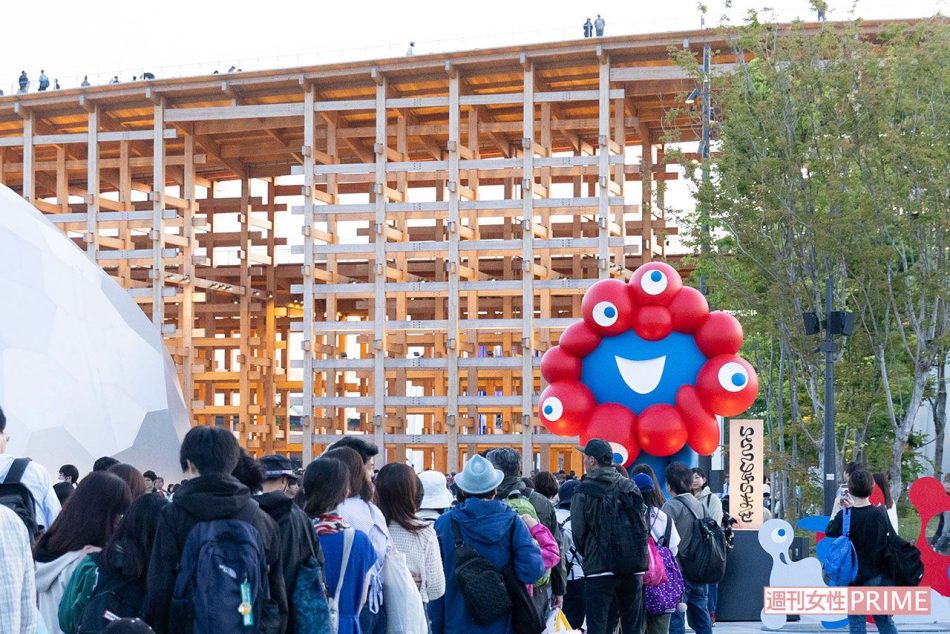 大阪・関西万博で大量の虫・ユスリカが大発生！フランスの像にも大量付着「3年前から指摘」危惧された開発 | 週刊女性PRIME