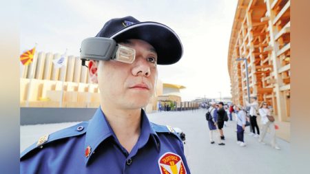 大阪万博:まるでドラゴンボール！？　警備員「スカウター」装着 : 読売新聞